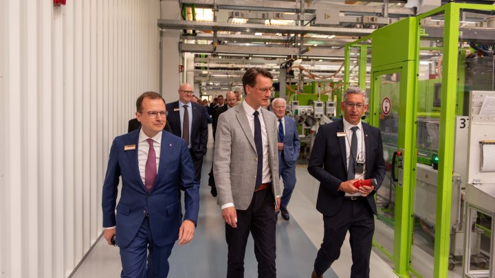 NRW-Ministerpräsident Hendrik Wüst ließ sich durch das Mennekes-Werk in Welschen Ennest führen.