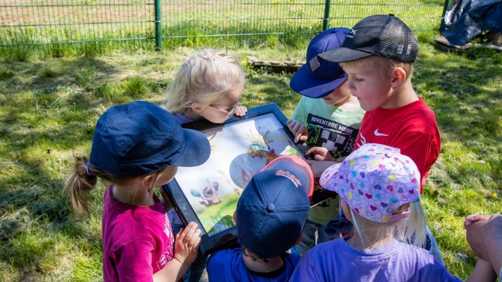 Neugierig erkunden die Kinder den Bilderbuchpfad, der an 17 Stationen viele schöne Geschichten...