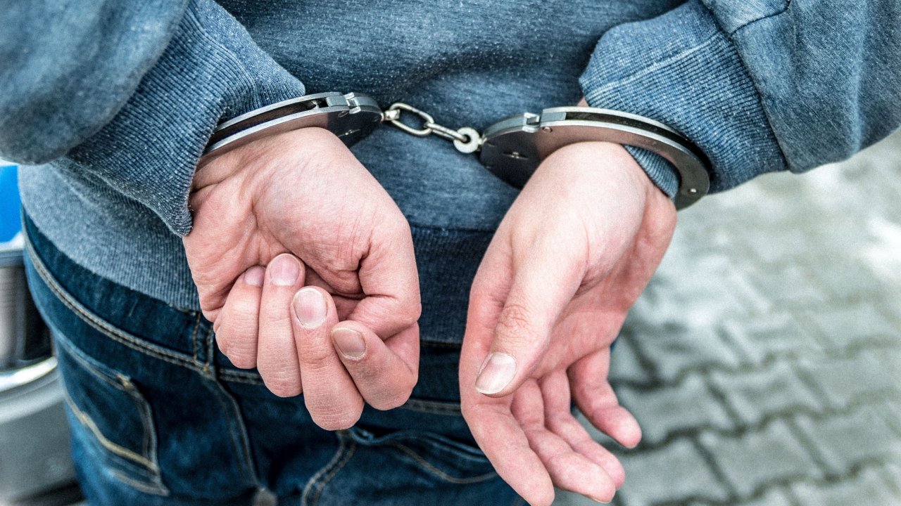 13- und 14-jährige Gewalttäter prügeln, schlagen und treten viele Opfer