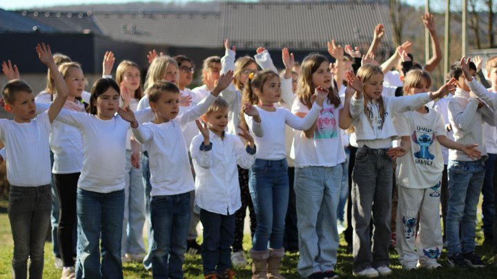 Die 45 Sänger aus dem Schulchor des Grundschulverbundes Lennetal laden am Donnerstag, 22. Mai, zu...
