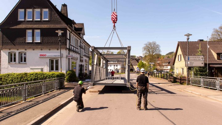 Schon beim Aufbau der Fußgängerbrücke musste ein Bereich der Helmut-Kumpf-Straße zwei Tage lang...