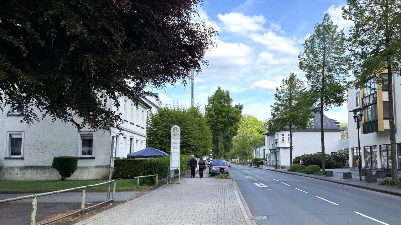Im Rahmen des laufenden Innenstadtentwicklungskonzeptes startet in Attendorn ab Montag, 19. Mai, eine wichtige Baumaßnahme: Die Finnentroper Straße wird zwischen der Einmündung Am Stürzenberg und dem Kreisverkehr Niederstes Tor umfangreich modernisiert. von Hansestadt Attendorn