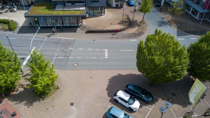 Regelmäßig biegen an der Hundemstraße in Altenhundem aus Richtung Kirchhundem kommende Fahrzeuge...