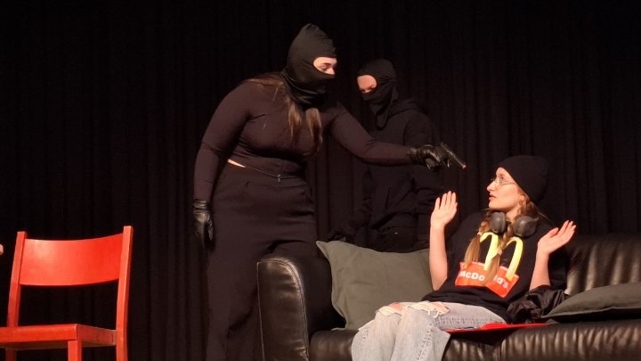 Literaturkurs des Ursula-Gymnasiums zeigt Theaterstück: „Doof gelaufen“
