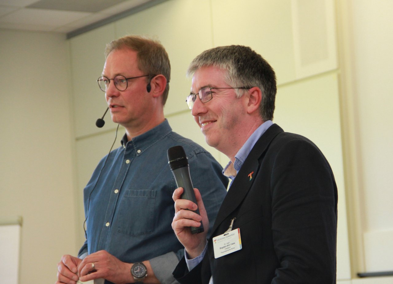 Dr. Bogdan Alin Caba (r.) mit Moderator Alexander Kremer. von Kerstin Sauer