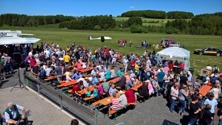 Vatertag XXL Fr hschoppen Auf Dem Flugplatz H nsborn vatertag-xxl-fr-hschoppen-auf-dem-flugplatz-h-nsborn