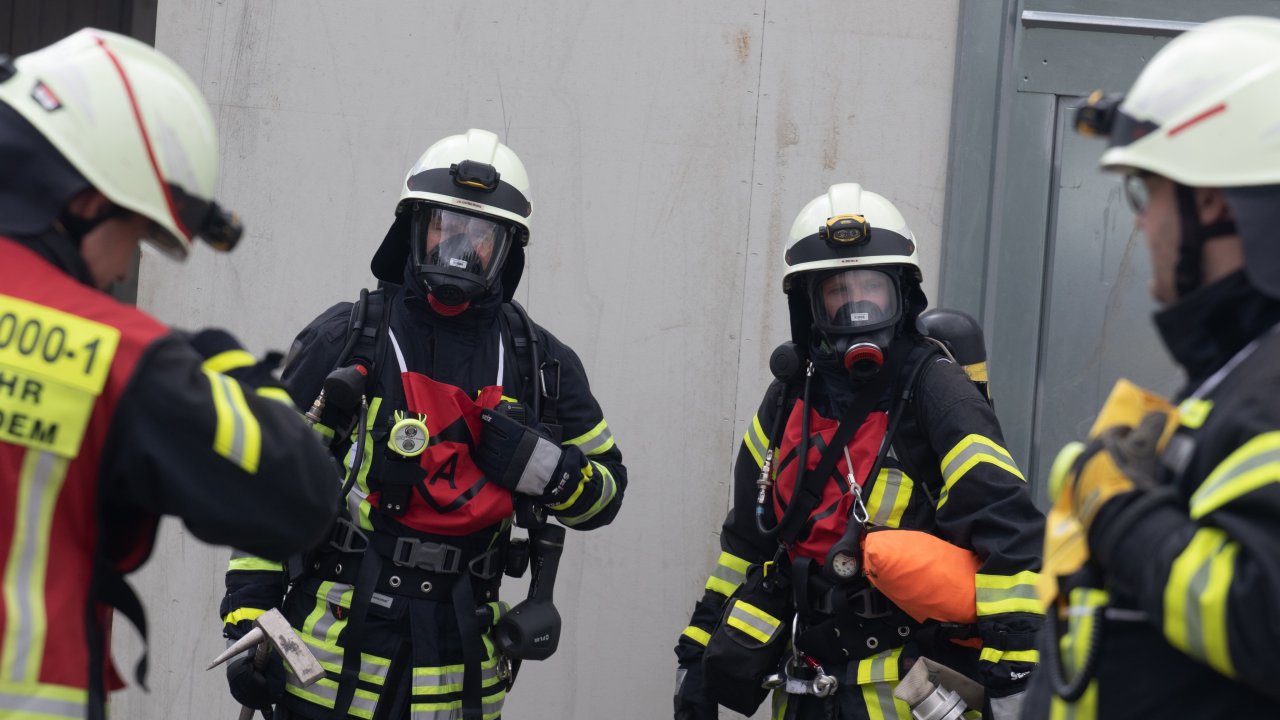Worauf es im Ernstfall ankommt: Feuerwehrleute stellen Können unter Beweis