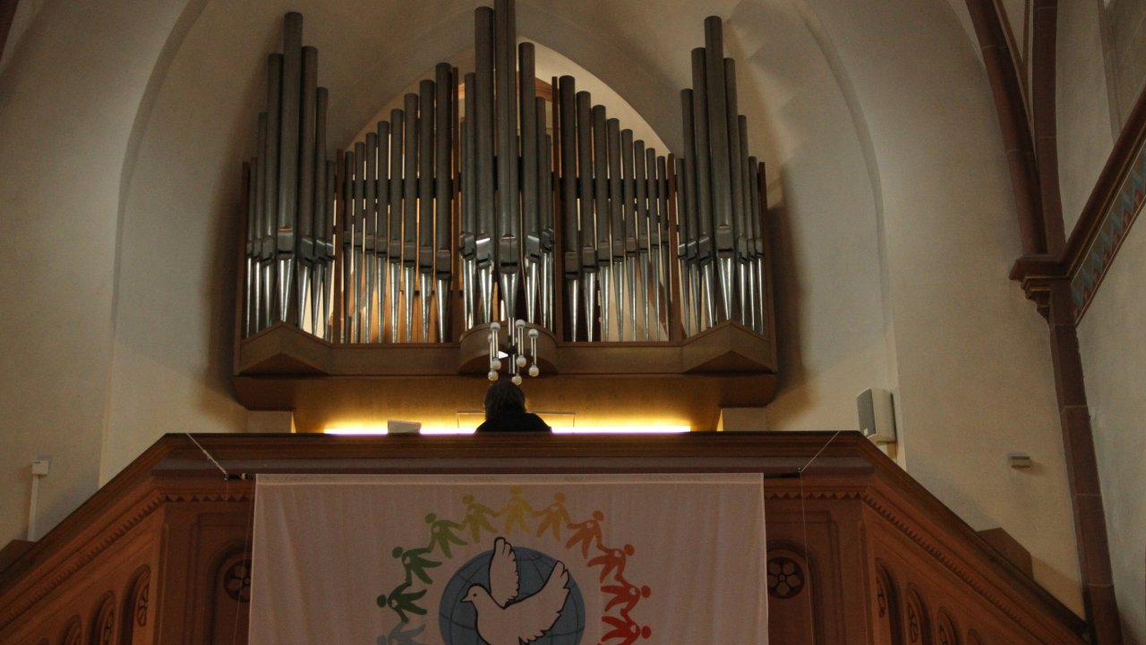 Thomas Maiworm spielt im Rahmen der „Meggener Orgelklänge“ in der St.-Bartholomäus-Kirche in Meggen. von Kerstin Sauer