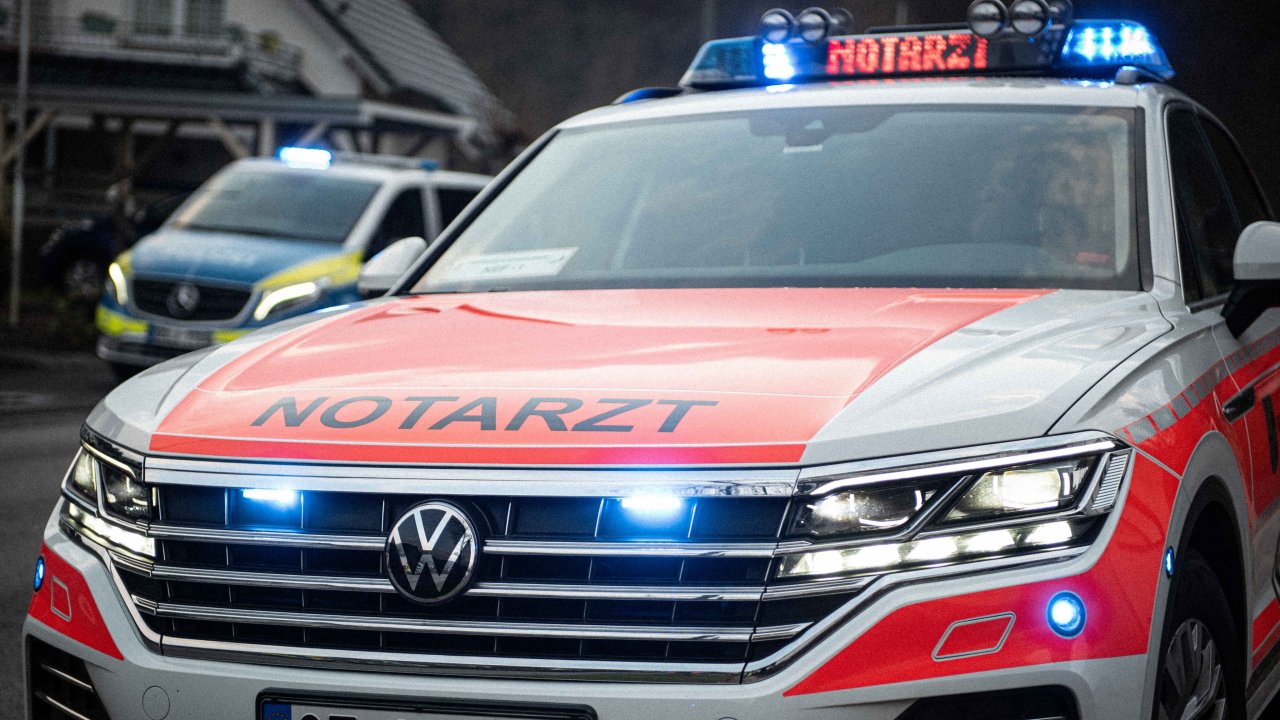 Pkw überholt Lkw auf L 351: zwei Motorräder stürzen