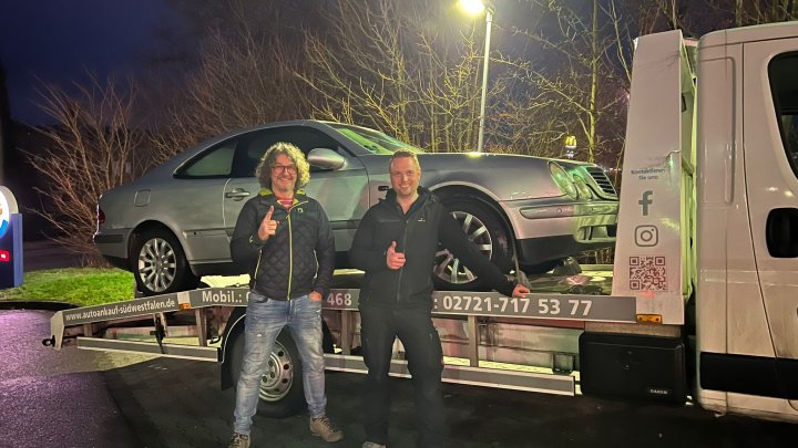 Das Auto auf dem Anhänger transportiert, gehts für Marc Auerswald und Ulrich Schulte (l.) an die...