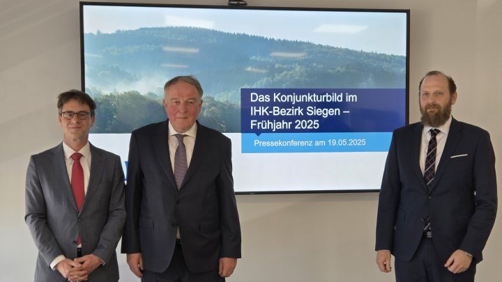 Stellten die konjunkturelle Lage im IHK-Bezirk vor (v.l.): Hauptgeschäftsführer Dr. Thilo Pahl,...