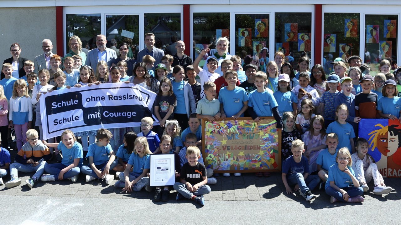Die Gemeinschaftsgrundschule (GGS) Heggen ist feierlich in das bundesweite Netzwerk „Schule ohne Rassismus – Schule mit Courage“ aufgenommen worden. von privat