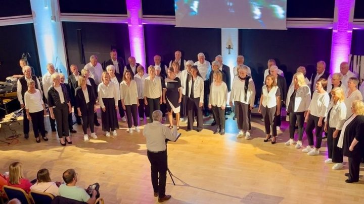 Der gemischte Chor „Vocalitas Thieringhausen“ hat das Kreishaus in einen musikalischen Kinosaal...