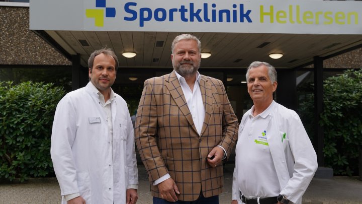 Dr. Stefan Schmidl, neuer Chefarzt des Zentrums für künstlichen Gelenkersatz, mit Dirk Burghaus,...