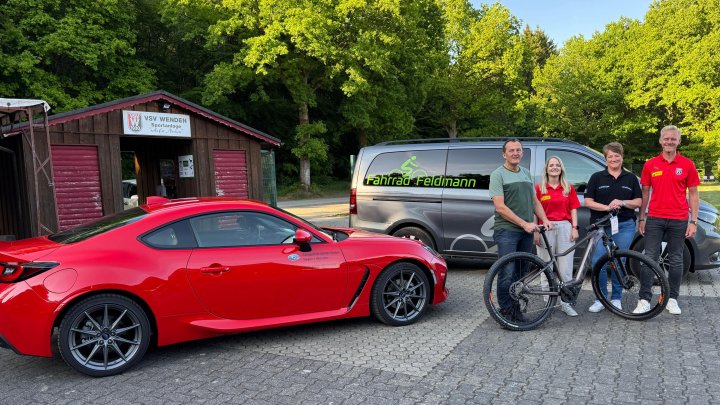 v.l.: Torsten Feldmann (Fahrrad Feldmann), Caterina Breuer (Ressort Marketing VSV Wenden), Marion...