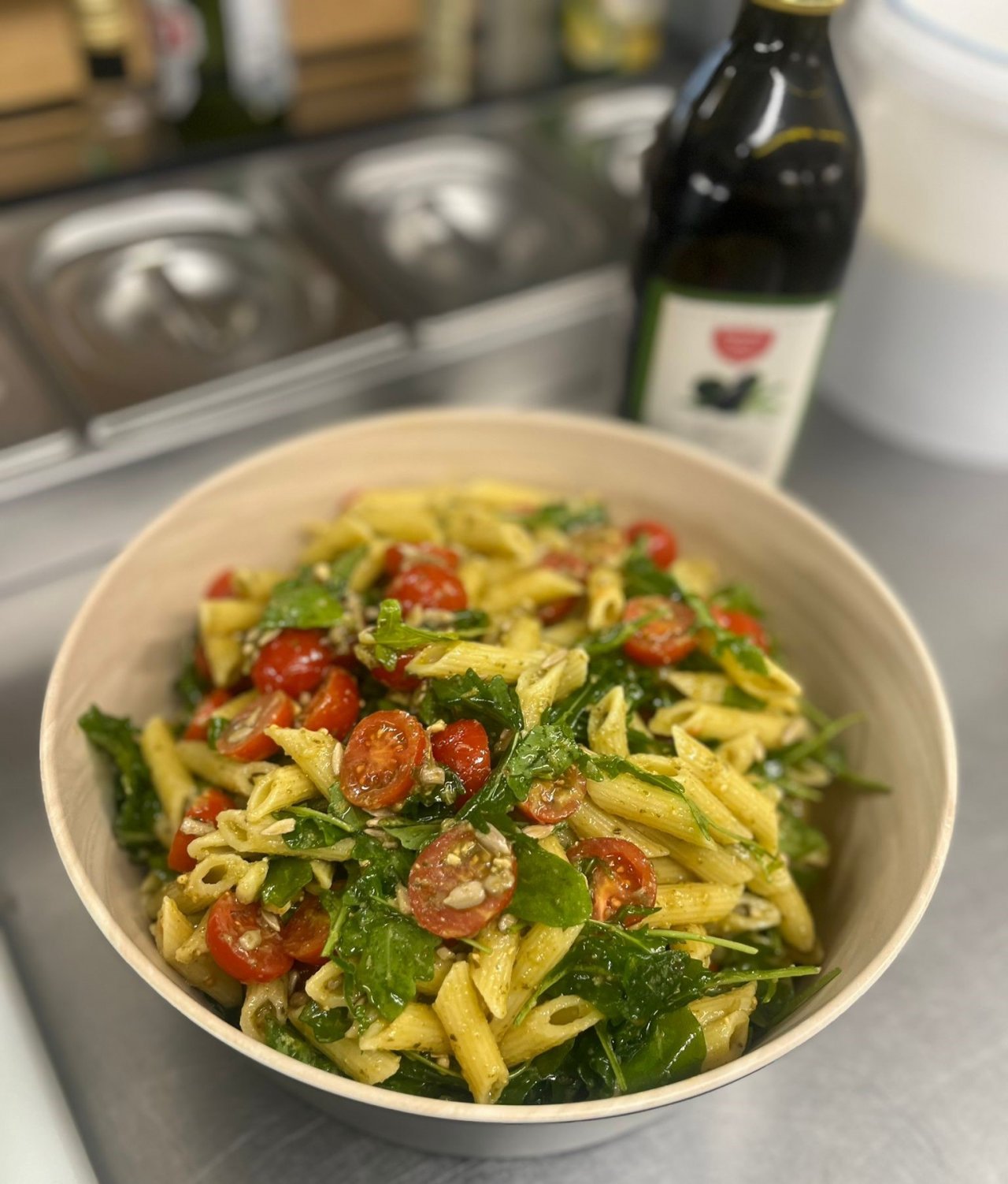 Sommerlich-lecker: ein Pesto-Nudelsalat. von Landhotel Voss