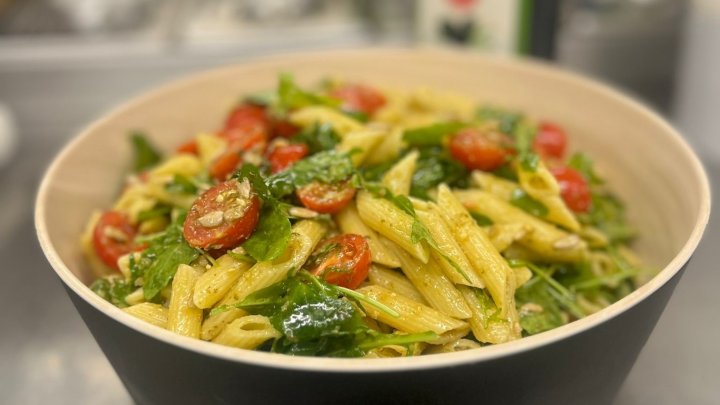 LokalGenuss startet sommerlich in die Grillsaison: Das Landhotel Voss aus Saalhausen zeigt euch heute unter anderem, wie man einen Pesto-Nudelsalat zubereitet - viel Spaß beim Nachkochen! by Landhotel Voss