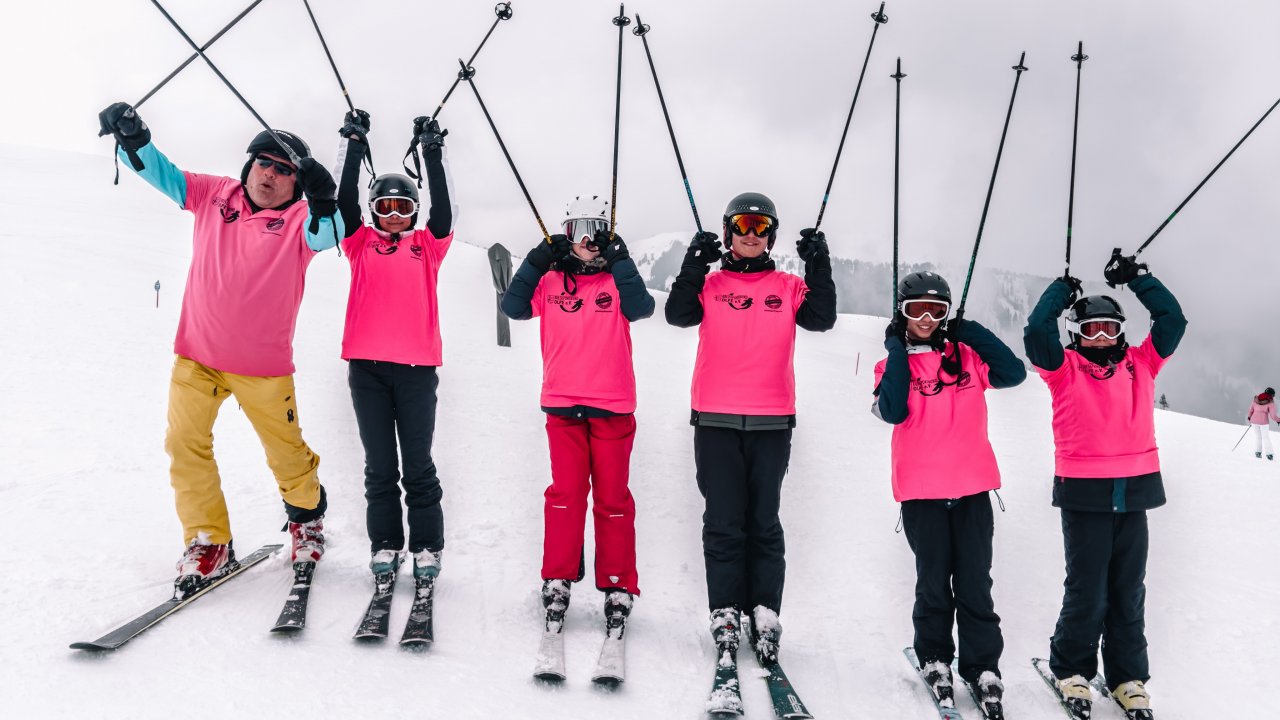 Die Sportvereine im Kreis Olpe zeigten wieder Flagge bei der Aktion „Pink gegen Rassismus“. von privat