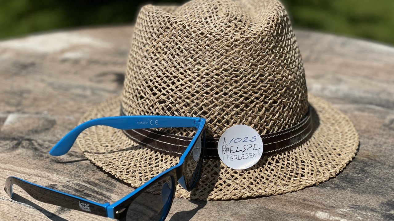 Ein Fest – ein Tisch – eine Sonnenbrille – eine Kopfbedeckung – ein Wir!