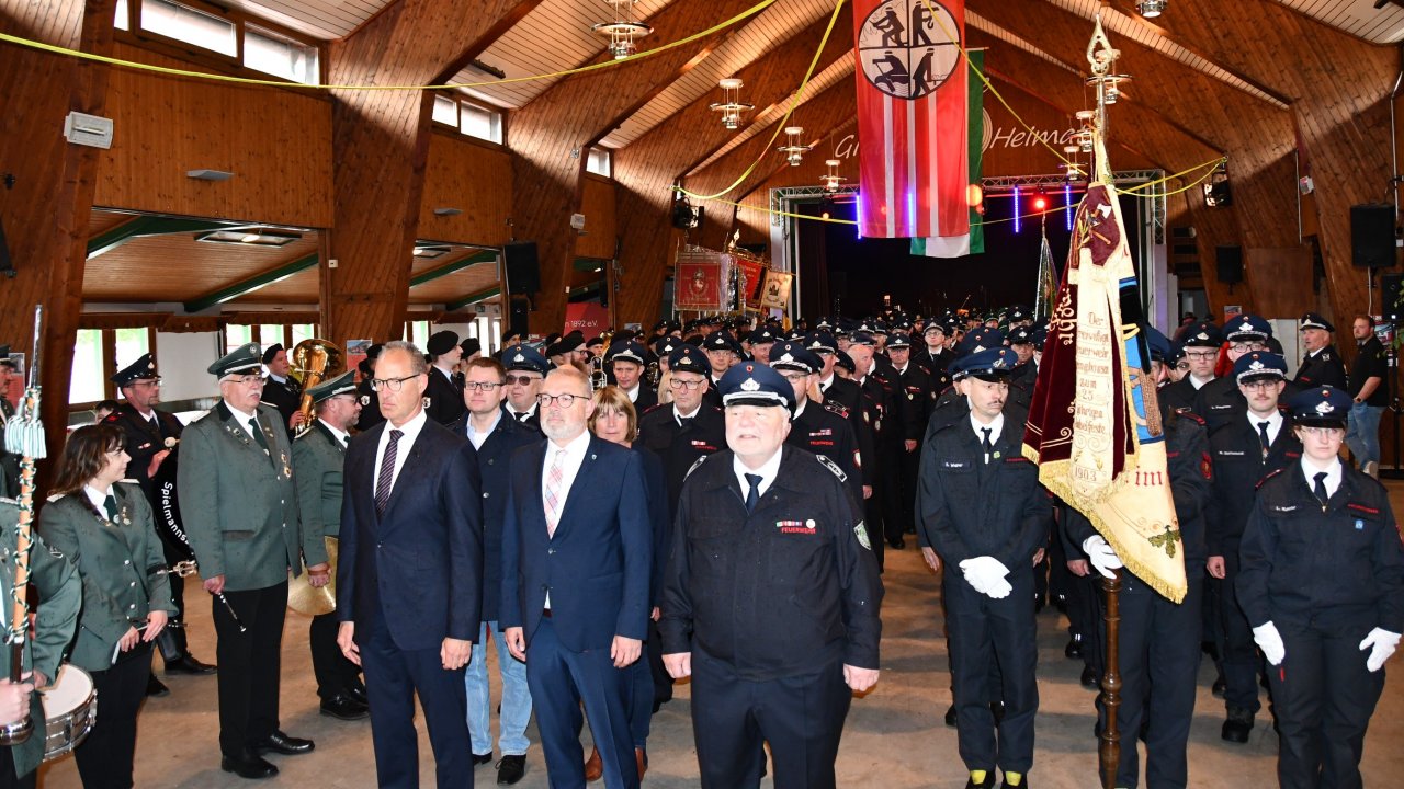 Die Feuerwehr Rönkhausen feierte ihr 100-jähriges Jubiläum mit einem Gemeindefeuerwehrtag. von Nicole Voss