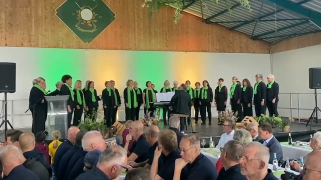 Der Frauenchor Ottfingen hat am Freitag das Chorfest in der Schützenhalle Römershagen eröffnet. von privat