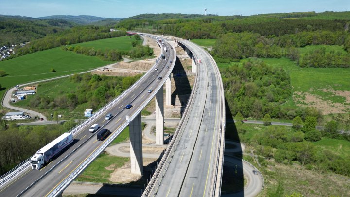 Das eine Teilbauwerk der Talbrücke wird an das andere Bauwerk geschoben.