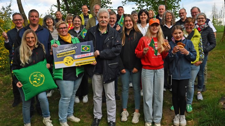 Die Sprecherinnen der Muggelkirmes, Ines Neuhaus und Nicki Schmidt, überreichen Pater Hugo Scheer...