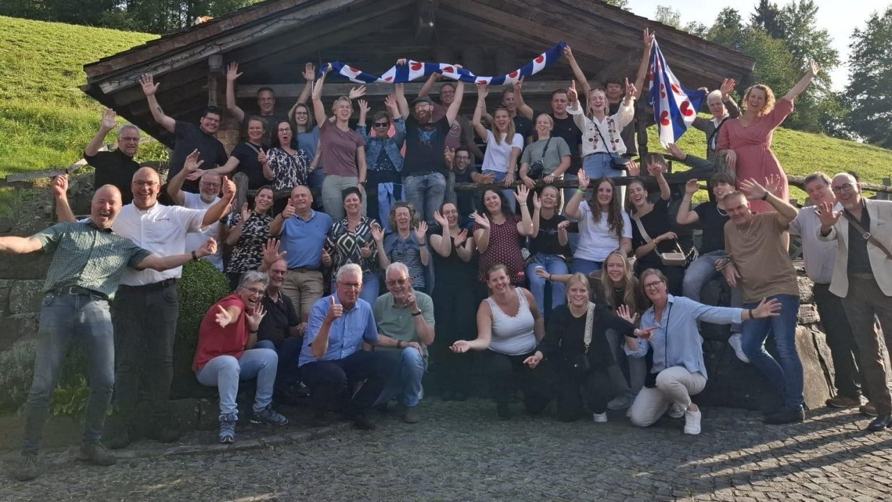 Gute Stimmung bei den Musikfreunden Schreibershof und den Musikern der Muzikverenigung Ouwsterhaule bei einem Besuch der Hitzenalm bei Dumicke. von privat