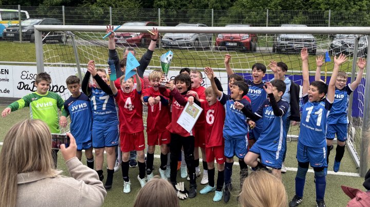Jubel beim Team der Grundschule am Hohenstein Olpe: Im Elfmeterschießen konnte es sich durchsetzen...