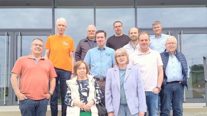 Einige der Kandidaten der Freien Wähler stellen sich nach der Aufstellungsversammlung zum...