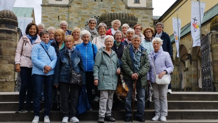 Die zufriedene Heggener Reisegruppe nach der Besichtigung der Basilika in Werl.