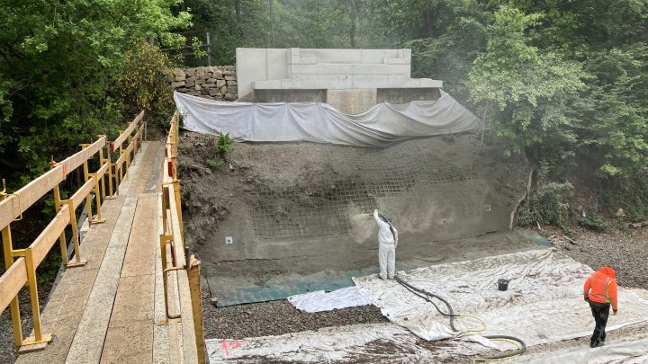 Am Valentinsweg wird bald eine neue Brücke für Fußgänger und Radfahrer angeliefert.