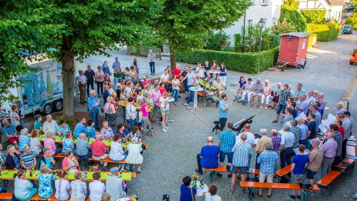 Bei schönem Wetter ist die öffentliche Probe der „Liedertafel“ stets ein Genuss und gut...
