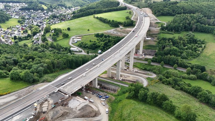 Aus zwei mach eins: Die beiden Teilbauwerke der Talbrücke Rinsdorf wurden zusammengeschoben.