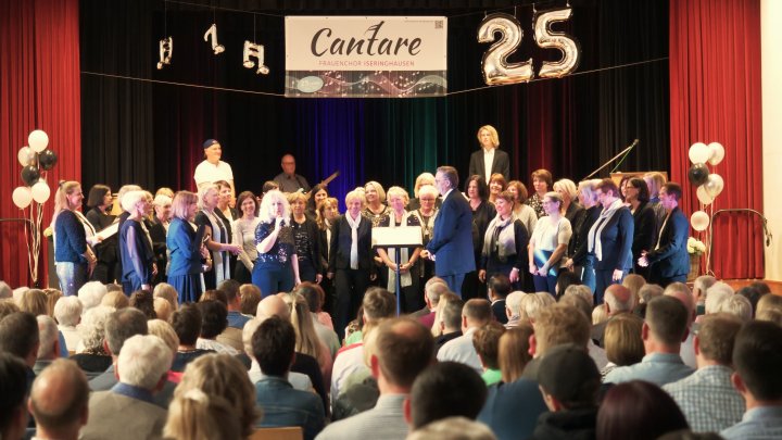 Mit vielen Gästen feierte der Frauenchor „Cantare“ Iseringhausen sein 25-jähriges Jubiläum...