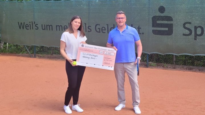 Nicole Stahlhacke, Leiterin Privatkunden Drolshagen, übergibt den symbolischen Scheck der...