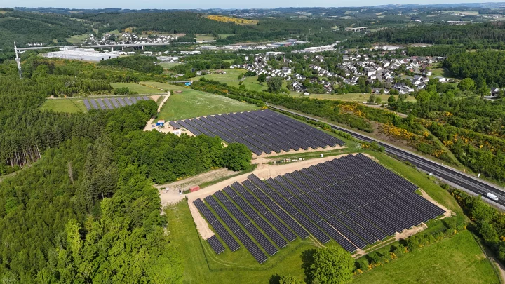 Der neue Solarpark liegt an der Olper Stadtgrenze bei Dahl-Friedrichsthal direkt an der A 4.