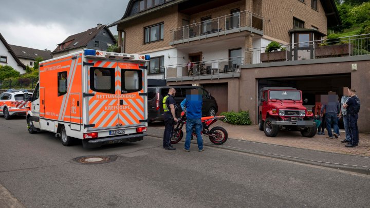 Ein Polizeibeamter betrachtet das Klei9nkraftrad, mit dem der 15-Jährige zu Fall kam. Rechts vor...