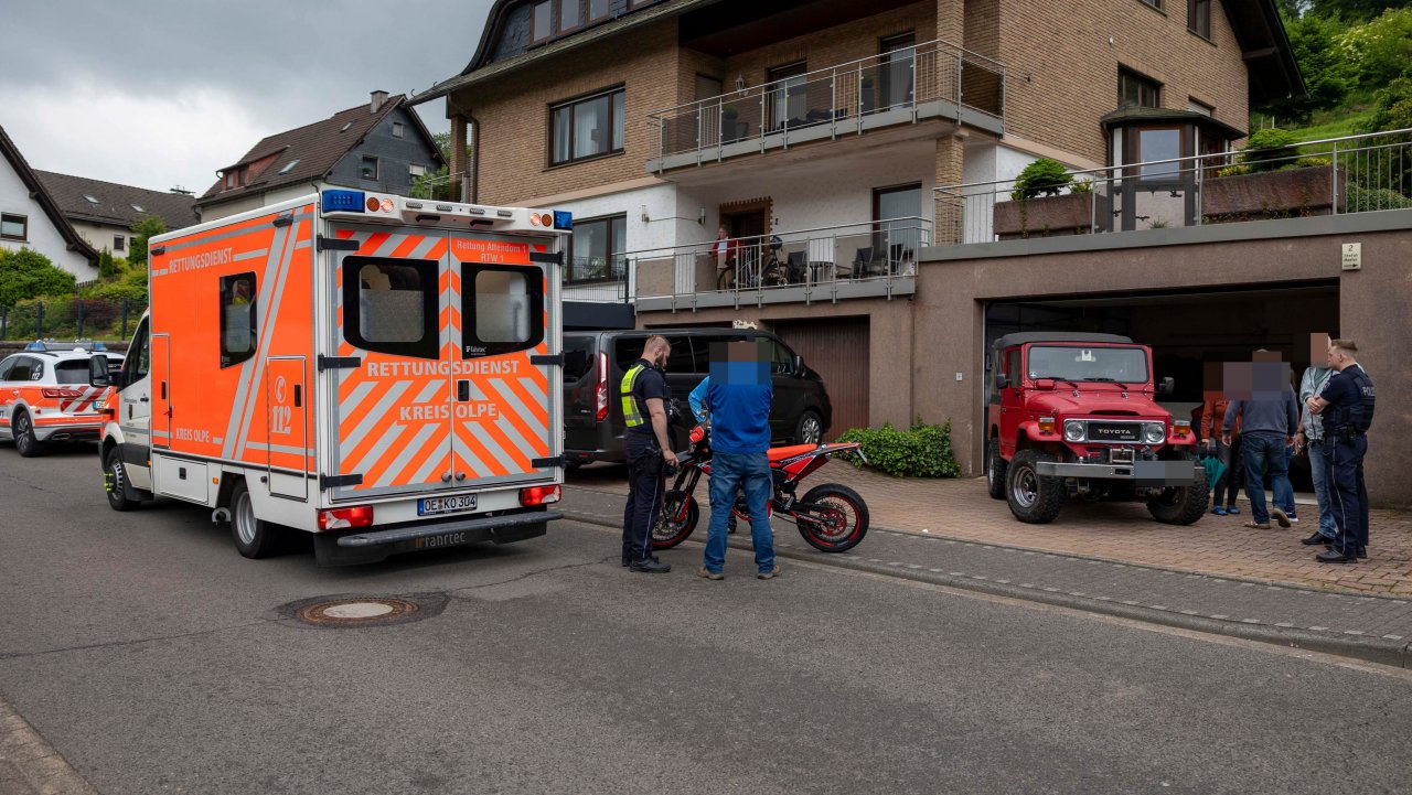 Fahrmanöver geht schief: Junger Kradfahrer verletzt sich schwer