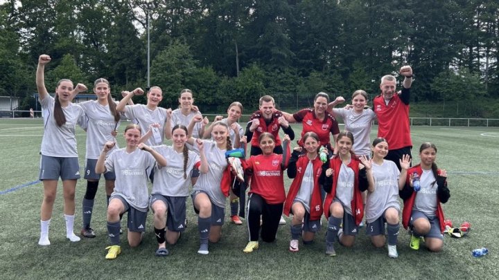 Die B-Juniorinnen des FC Finnentrop mit Trainer Matthias van Lengen (hinten rechts).