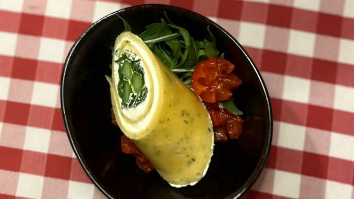 Das Küchen-Team vom Landhotel Voss in Saalhausen hat heute dünne Kräuter-Crêperöllchen gefüllt mit grünem Spargel und Rucola auf Paprika-Salsa für euch gezaubert. by Landhotel Voss