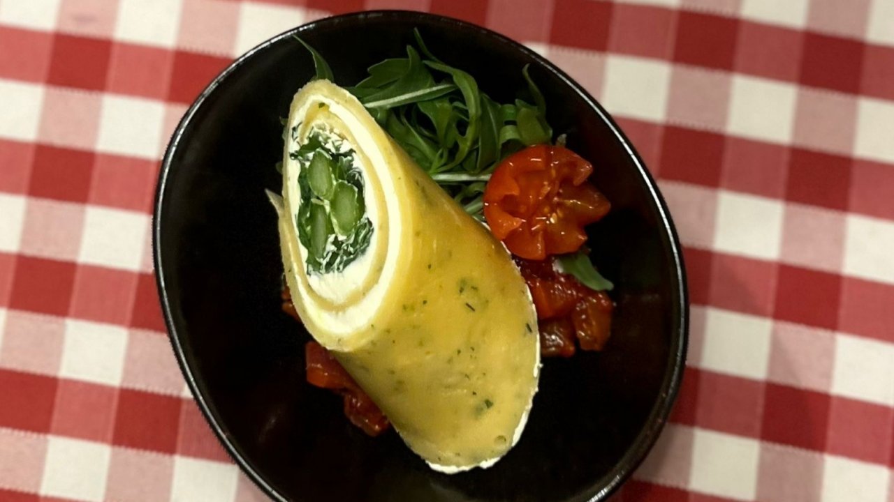 Das Küchen-Team vom Landhotel Voss in Saalhausen hat heute dünne Kräuter-Crêperöllchen gefüllt mit grünem Spargel und Rucola auf Paprika-Salsa für euch gezaubert. von Landhotel Voss