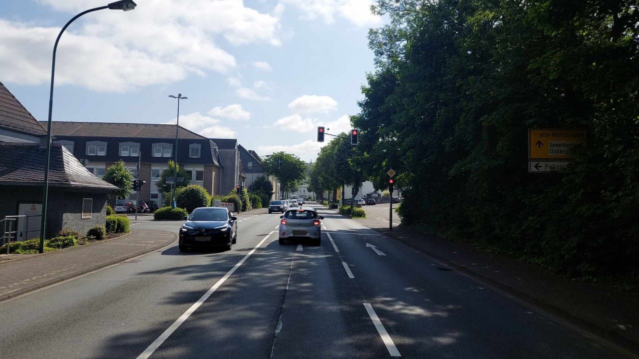 Beim Linksabbiegen von der Martinstraße auf die Kortemickestraße musste man früher auch bei „Grün“ den Gegenverkehr passieren lassen. Das ist infolge der neuen Ampelschaltung anders: Bei „Grün“ für die Linksabbieger hat der Gegenverkehr nun „Rot“ und damit keinen Vorrang mehr. von Kreis Olpe