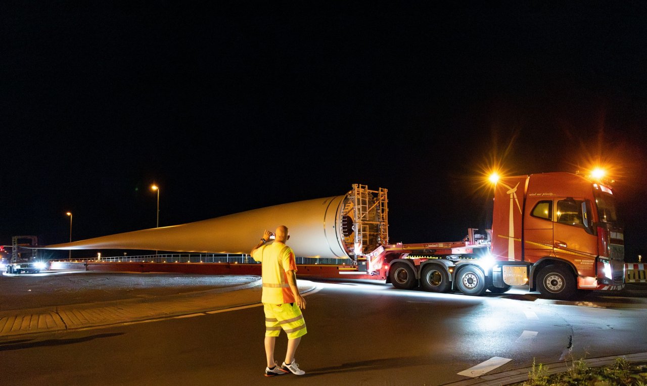 Ein Schwertransport mit WEA-Bauteilen (Archivfoto). von Kai Osthoff