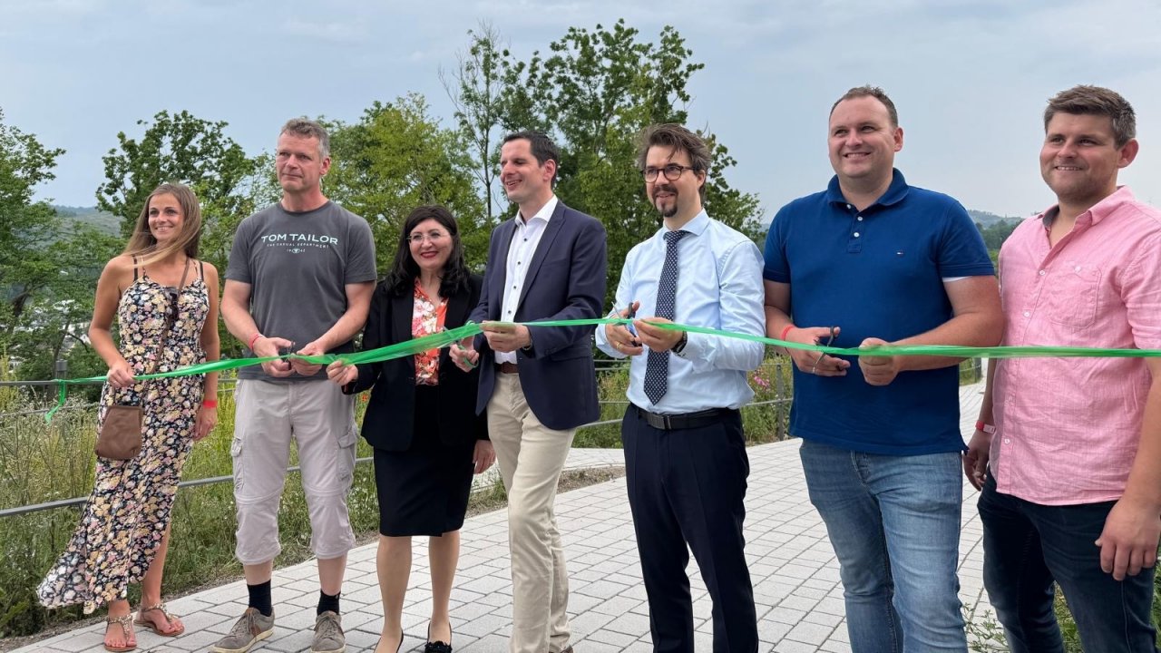Mit dem Zerschneiden des Bandes ist der Bürgerparks Attendorn offiziell eröffnet. von Catriona Rath