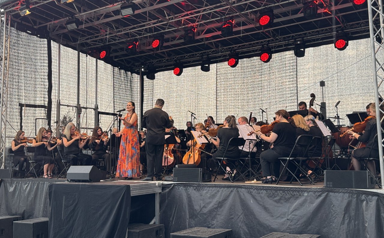Die Nürnberger Sopranistin Yvonne Prentki zusammen mit dem Attendorner Kammerorchester bei der Eröffnung des Bürgerparks in Attendorn. von Catriona Rath