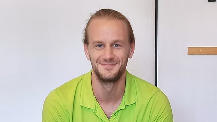 Physiotherapeut Matthias Wolf hilft Patienten in seiner Praxis in Olpe durch die klassische...