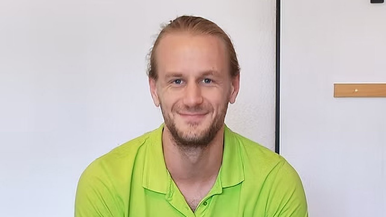 Physiotherapeut Matthias Wolf hilft Patienten in seiner Praxis in Olpe durch die klassische manuelle Therapie und eine hochmoderne medizinische Therapieliege. von Matthias Wolf