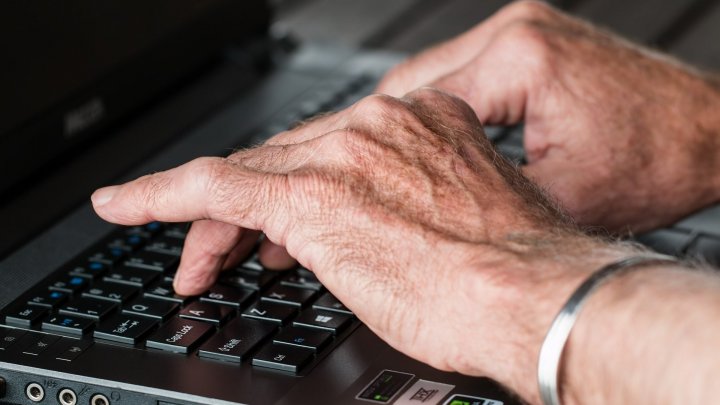 Digitale Schulungen sollen älteren Menschen den Weg in die Online-Welten erleichtern.