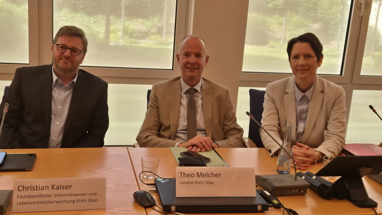 Bei der Pressekonferenz im Kreishaus zur Afrikanischen Schweinepest (v.l.): Christian Kaiser, Landrat Theo Melcher und Silke Gorißen, NRW-Ministerin für Landwirtschaft und Verbraucherschutz. von Nicole Voss